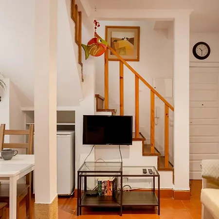 Bica Duplex | Walk To Chiado & Cais Do Sodre *